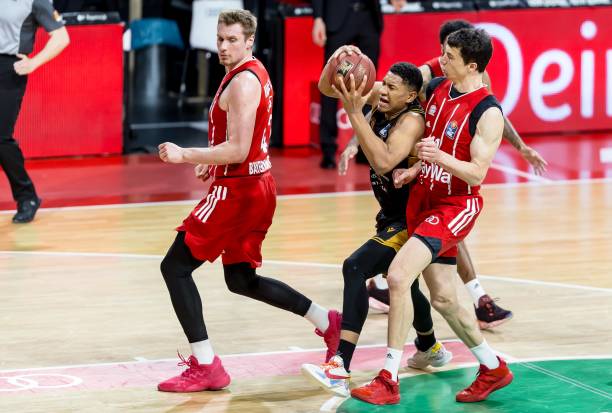 国足凭借稳 国足凭借稳